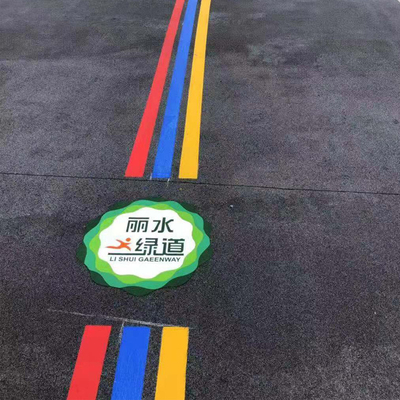 A fita provisória da marcação de estrada do pavimento formou pre o pavimento reflexivo colorido que listra a fita